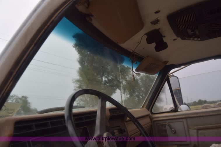 image for item J8193 1984 Ford F800 fuel truck