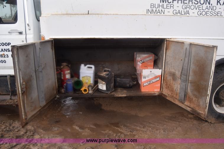 image for item J8193 1984 Ford F800 fuel truck