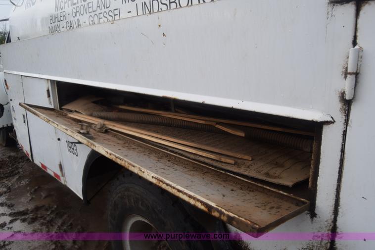 image for item J8193 1984 Ford F800 fuel truck