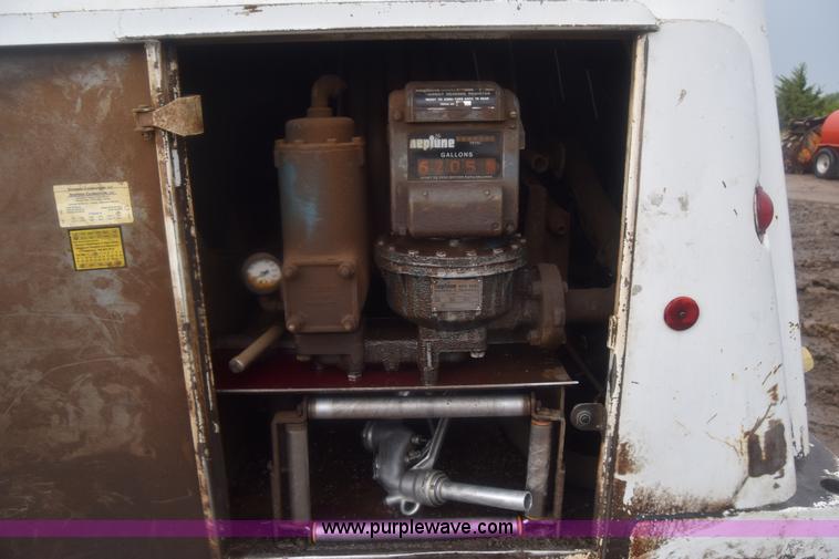 image for item J8193 1984 Ford F800 fuel truck