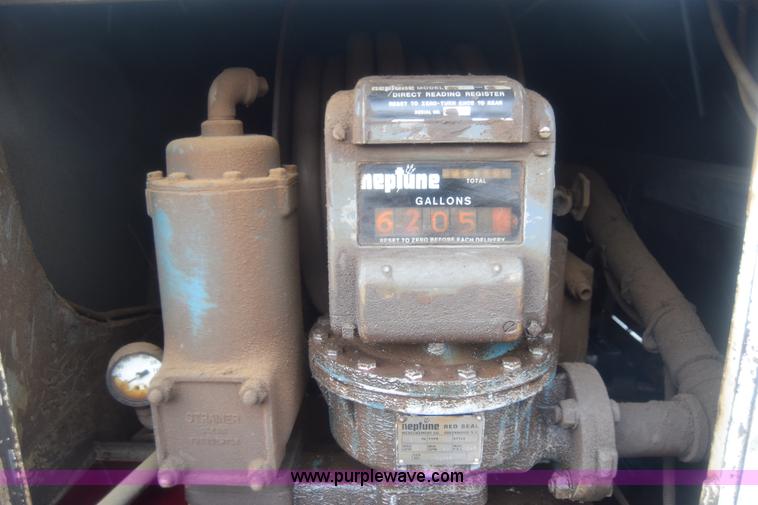 image for item J8193 1984 Ford F800 fuel truck