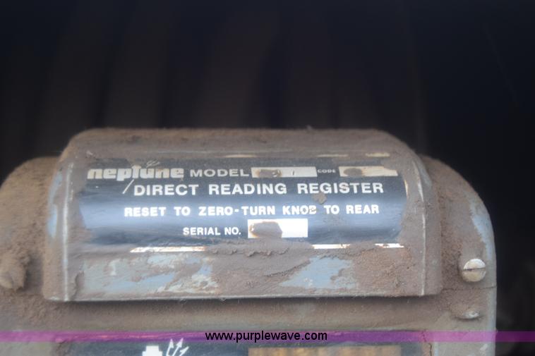 image for item J8193 1984 Ford F800 fuel truck