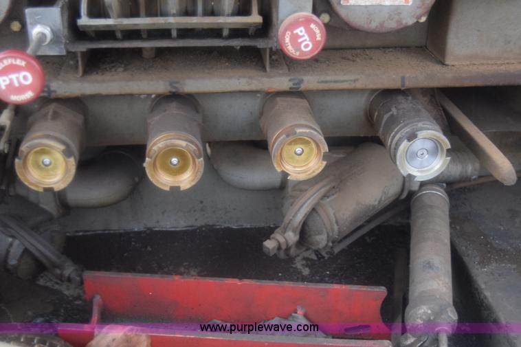 image for item J8193 1984 Ford F800 fuel truck