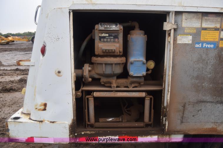 image for item J8193 1984 Ford F800 fuel truck