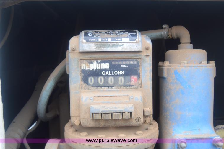 image for item J8193 1984 Ford F800 fuel truck