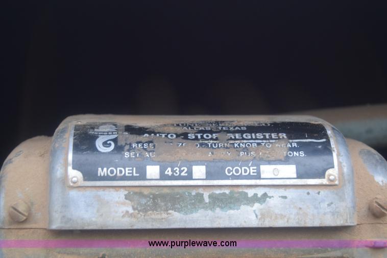 image for item J8193 1984 Ford F800 fuel truck