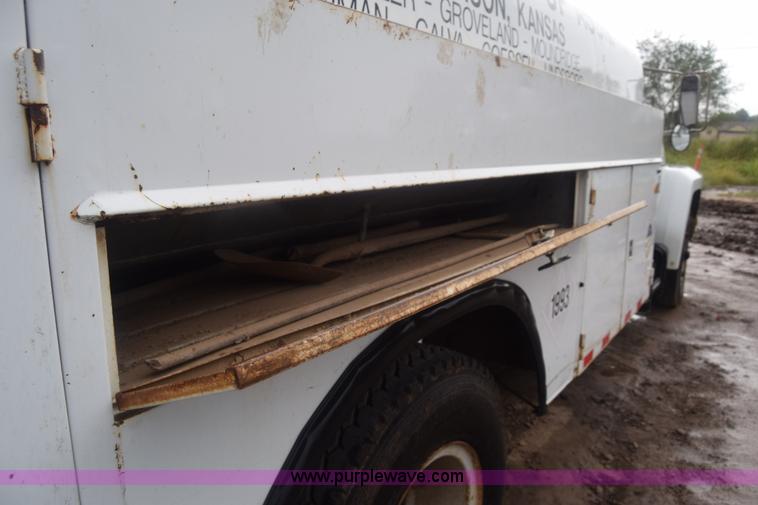 image for item J8193 1984 Ford F800 fuel truck