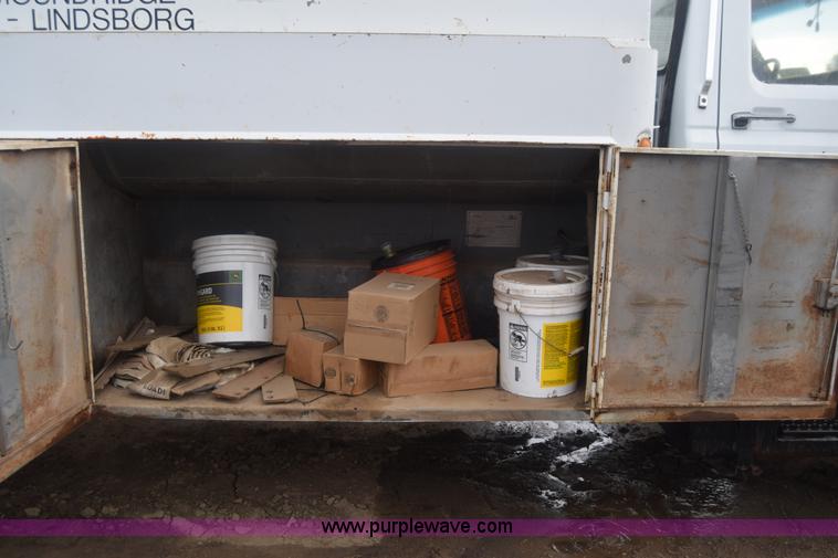 image for item J8193 1984 Ford F800 fuel truck