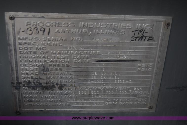 image for item J8193 1984 Ford F800 fuel truck