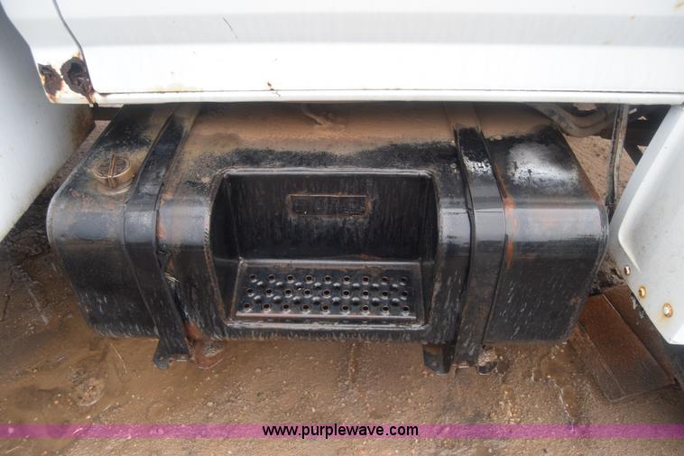 image for item J8193 1984 Ford F800 fuel truck