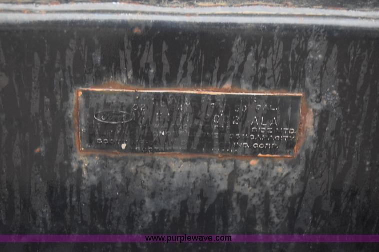 image for item J8193 1984 Ford F800 fuel truck