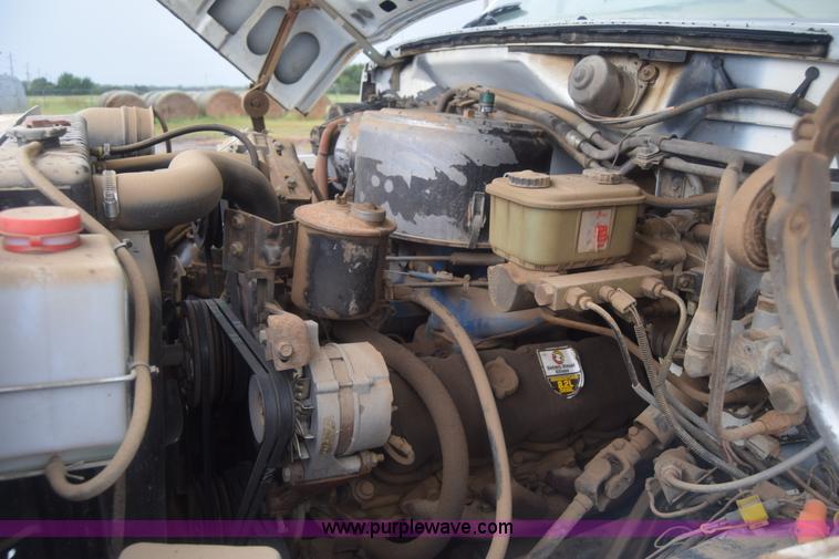 image for item J8193 1984 Ford F800 fuel truck