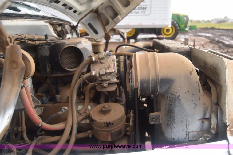 image for item J8193 1984 Ford F800 fuel truck