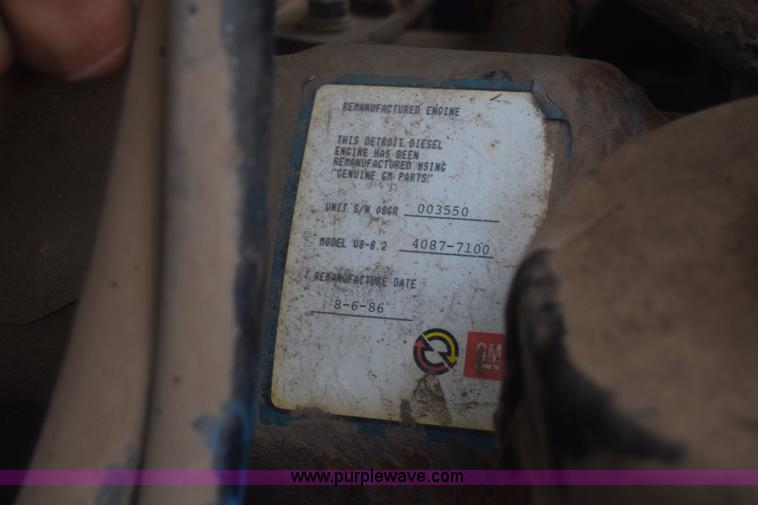 image for item J8193 1984 Ford F800 fuel truck