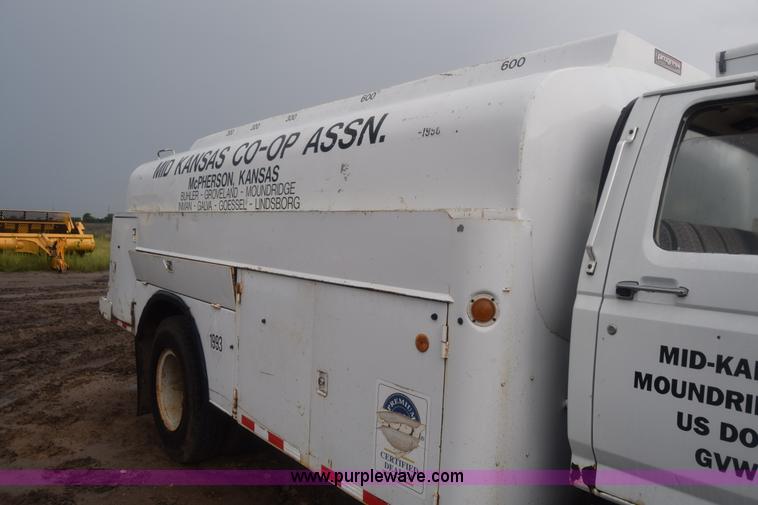 image for item J8193 1984 Ford F800 fuel truck