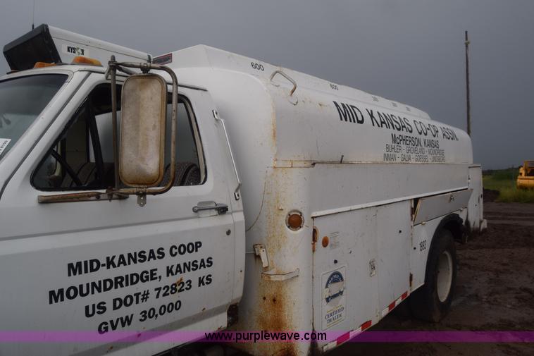 image for item J8193 1984 Ford F800 fuel truck