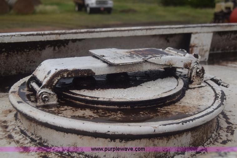 image for item J8193 1984 Ford F800 fuel truck