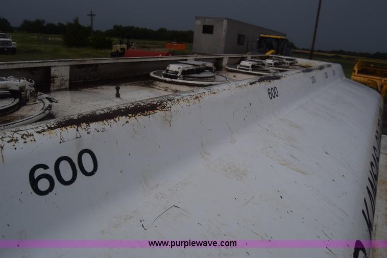 image for item J8193 1984 Ford F800 fuel truck