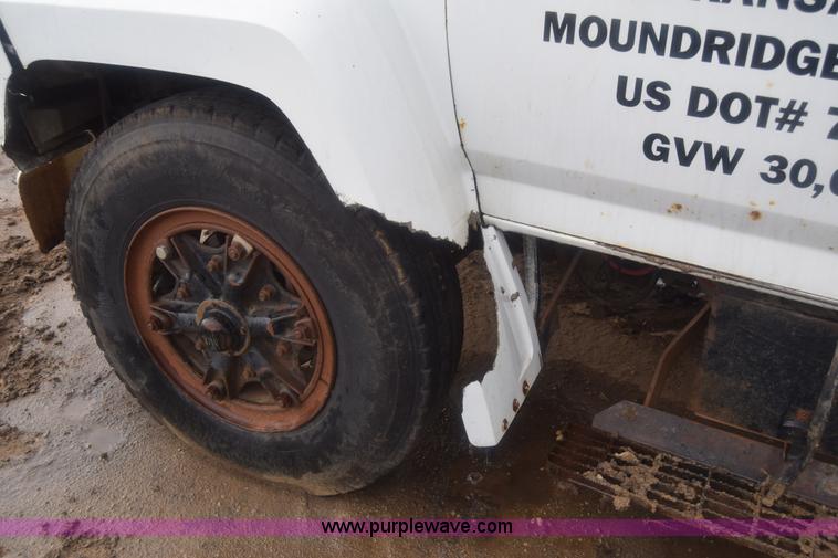 image for item J8193 1984 Ford F800 fuel truck