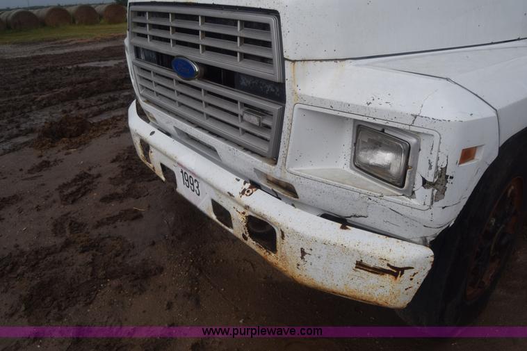 image for item J8193 1984 Ford F800 fuel truck