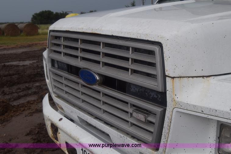 image for item J8193 1984 Ford F800 fuel truck