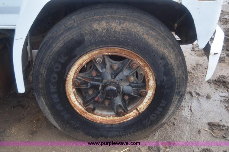 image for item J8193 1984 Ford F800 fuel truck