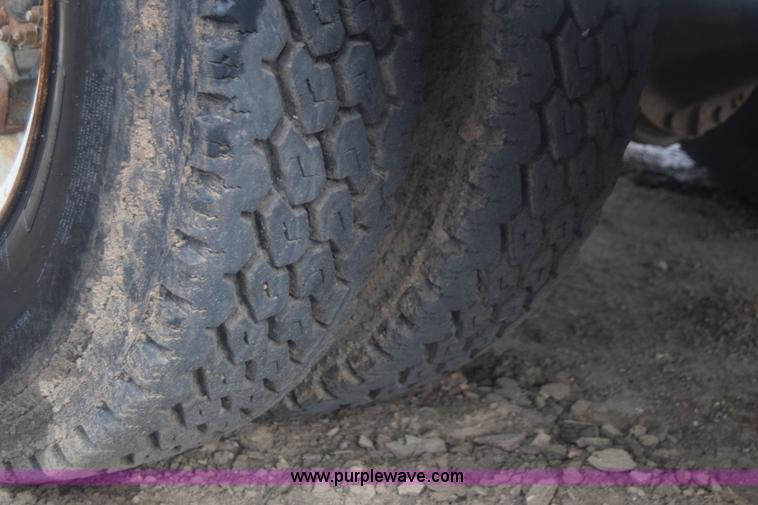 image for item J8193 1984 Ford F800 fuel truck