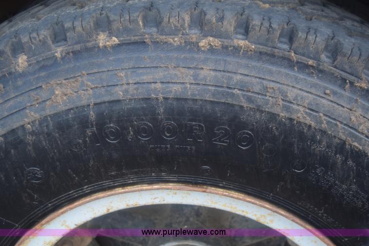 image for item J8193 1984 Ford F800 fuel truck