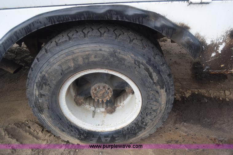 image for item J8193 1984 Ford F800 fuel truck