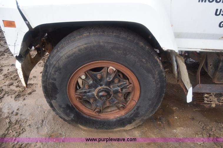 image for item J8193 1984 Ford F800 fuel truck