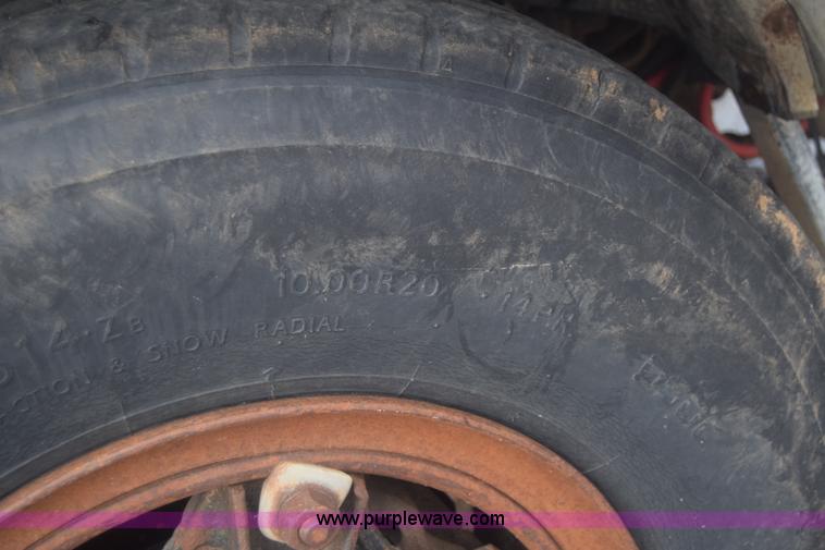 image for item J8193 1984 Ford F800 fuel truck