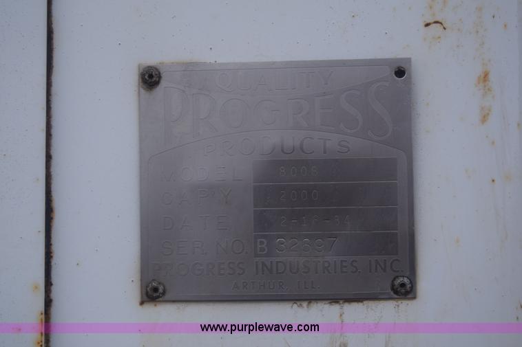 image for item J8193 1984 Ford F800 fuel truck