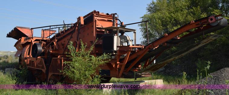 image for item J8194 1960 Universal 880 Junior rock crusher