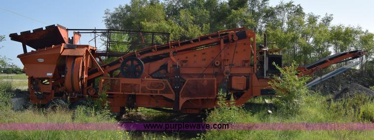 image for item J8194 1960 Universal 880 Junior rock crusher