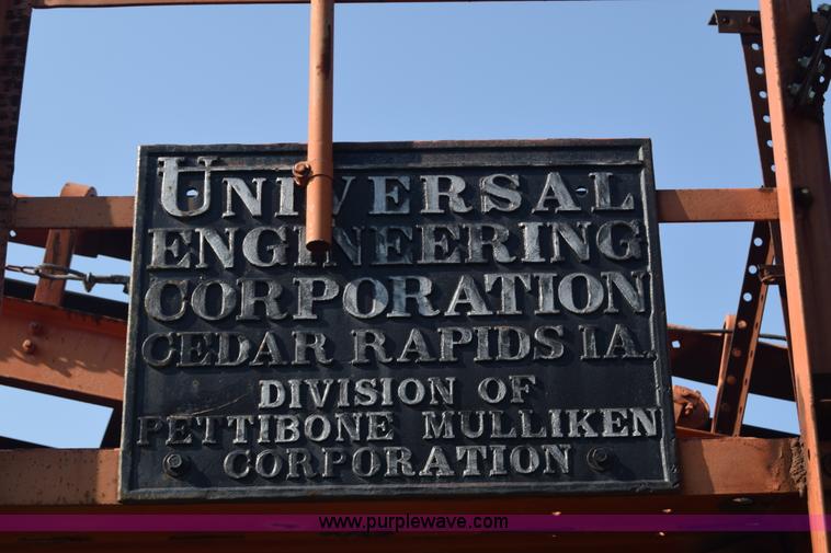 image for item J8194 1960 Universal 880 Junior rock crusher