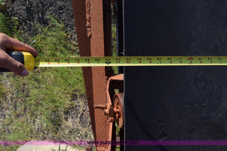 image for item J8194 1960 Universal 880 Junior rock crusher