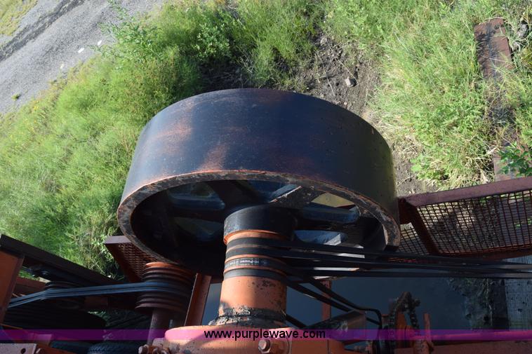 image for item J8194 1960 Universal 880 Junior rock crusher