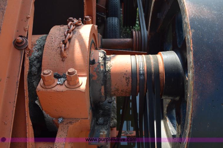 image for item J8194 1960 Universal 880 Junior rock crusher