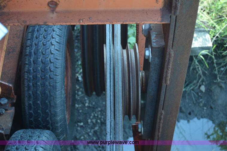 image for item J8194 1960 Universal 880 Junior rock crusher