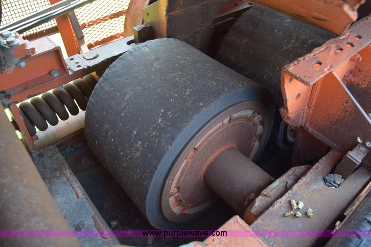 image for item J8194 1960 Universal 880 Junior rock crusher