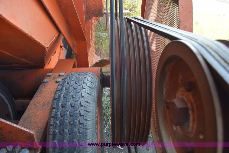 image for item J8194 1960 Universal 880 Junior rock crusher