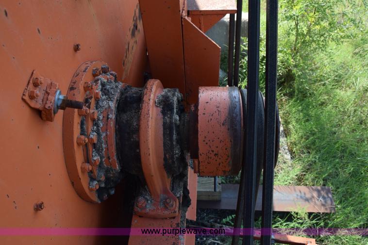 image for item J8194 1960 Universal 880 Junior rock crusher