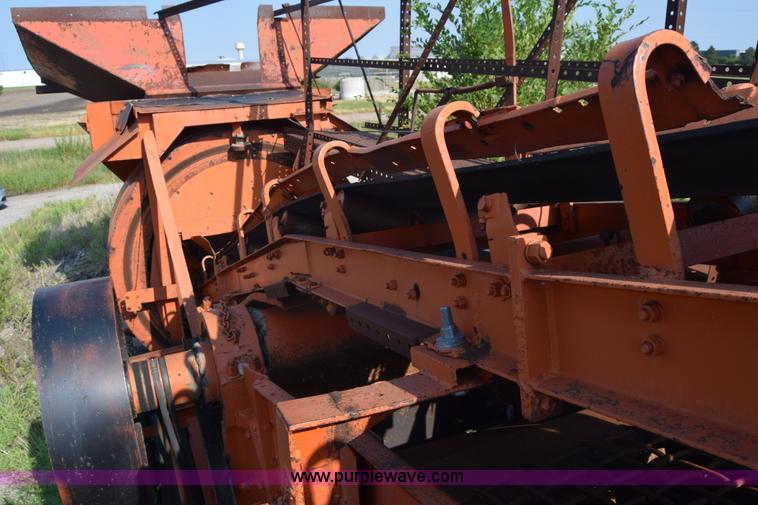 image for item J8194 1960 Universal 880 Junior rock crusher