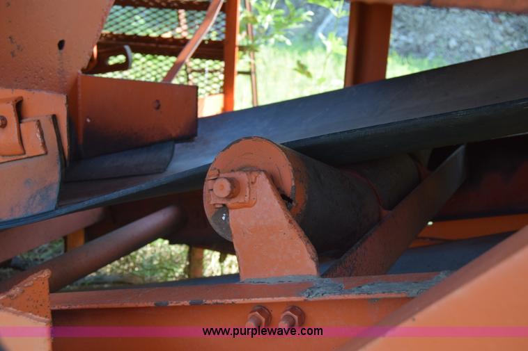 image for item J8194 1960 Universal 880 Junior rock crusher