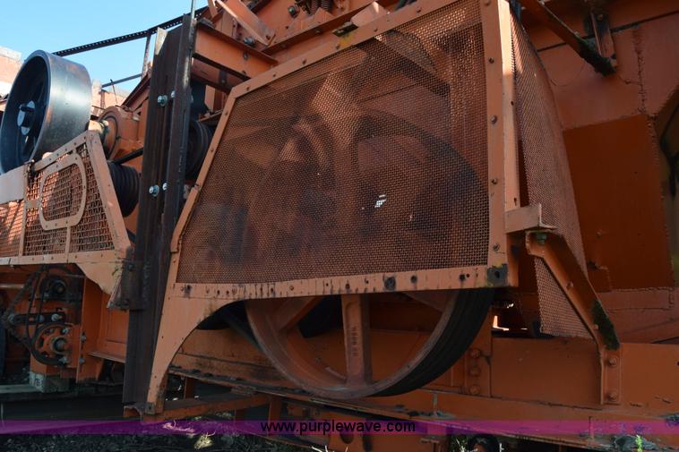 image for item J8194 1960 Universal 880 Junior rock crusher