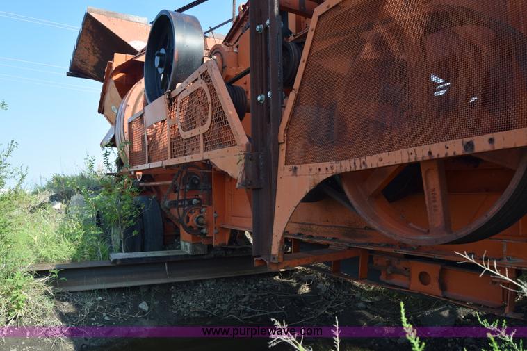 image for item J8194 1960 Universal 880 Junior rock crusher