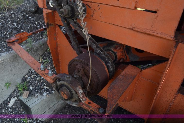 image for item J8194 1960 Universal 880 Junior rock crusher