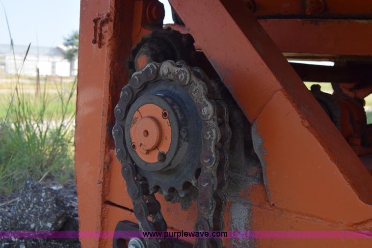 image for item J8194 1960 Universal 880 Junior rock crusher