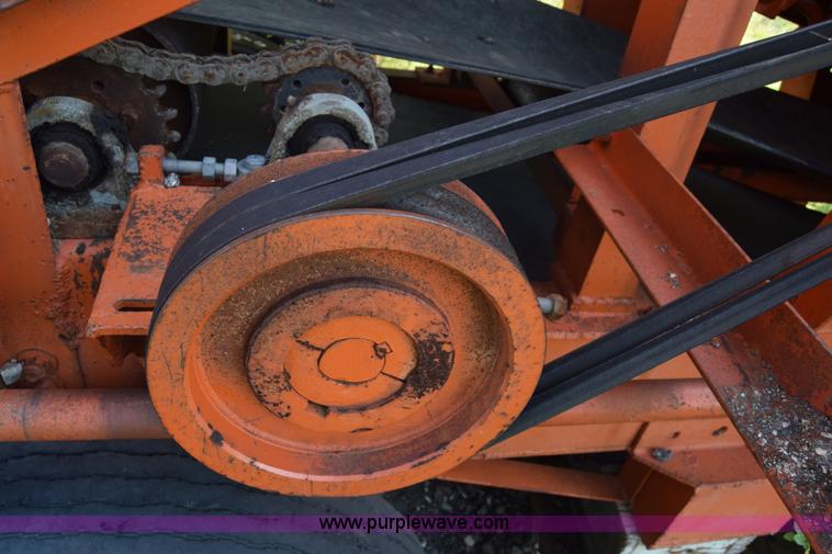 image for item J8194 1960 Universal 880 Junior rock crusher