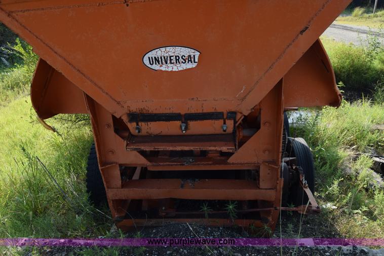 image for item J8194 1960 Universal 880 Junior rock crusher